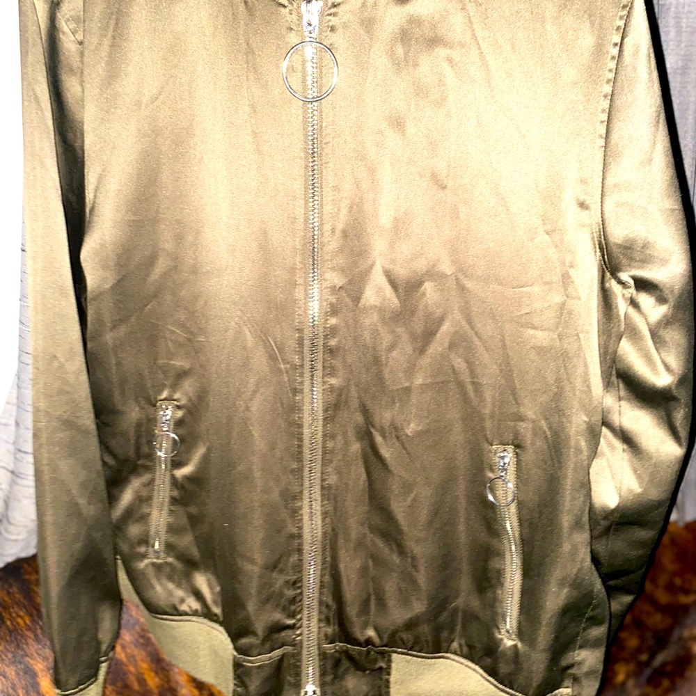 FOREVER 21 MENS SATIN BOMBER STYLE JACKET.